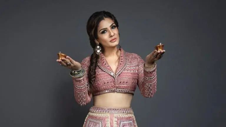 Raveena Tandon shares a throwback horse-riding pic from 'Zamaana Deewana' sets Raveena Tandon