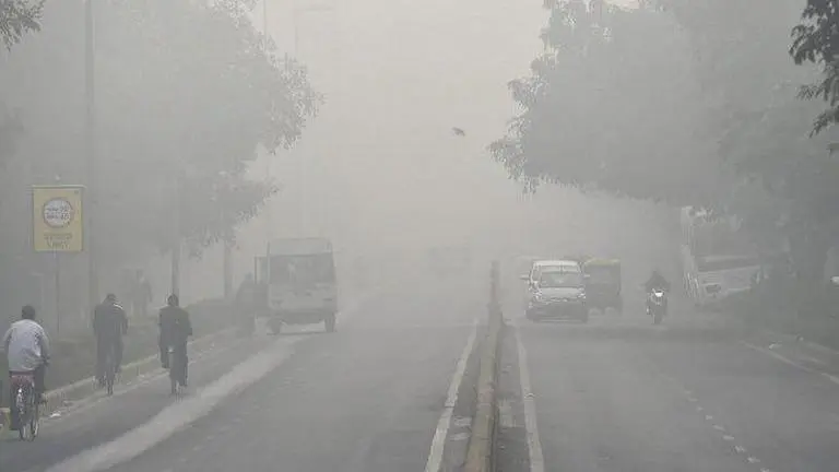 Thick fog in Delhi; air quality severe Delhi