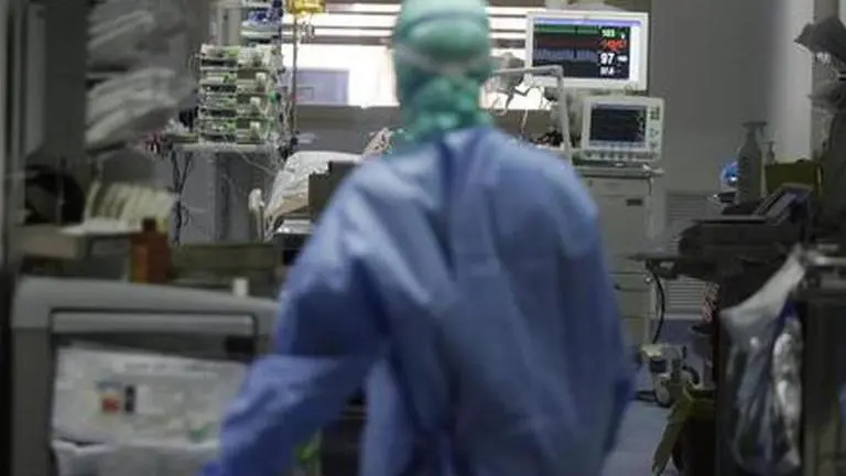 UK heads for complete lockdown as coronavirus tally crosses one million mark