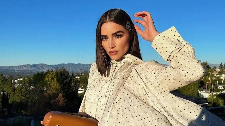 Former Miss Universe Olivia Culpo asked to 'cover up' by airline; leaves netizens divided miss universe 2012, olivia culpo