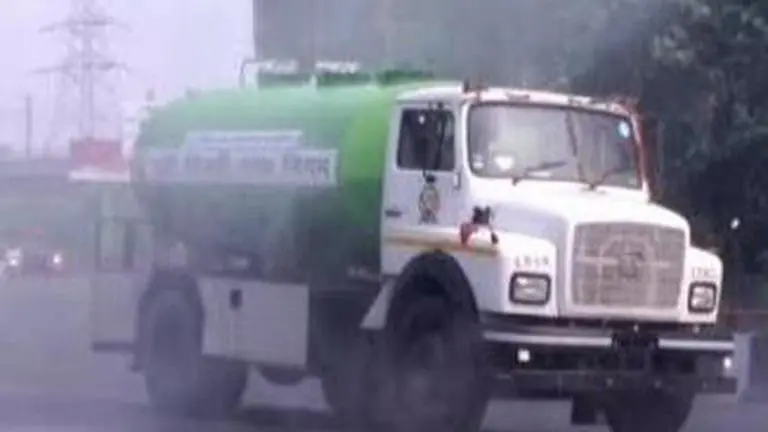 Delhi: EDMC sprinkles water on roads to reduce dust and pollution Delhi