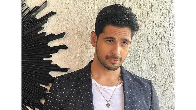 Sidharth Malhotra shares throwback pic from college days, calls it 'good old days' Sidharth Malhotra stuns fans with an old picture from college, says 'Those unforgettable'