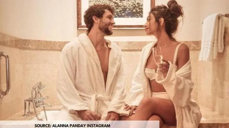 Alanna Panday shares a passionate kiss with boyfriend; Mother Deanne reacts Alanna Panday
