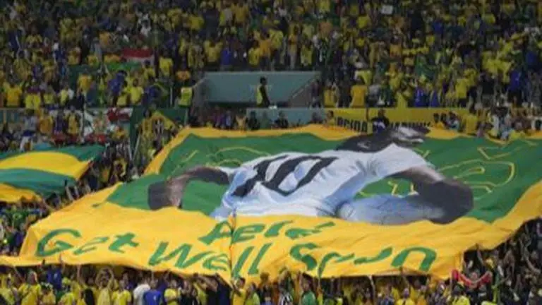 Brazil fans at World Cup game remember soccer great Pelé