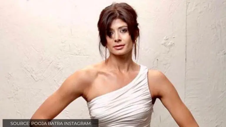 Pooja Batra recalls her Cannes' paparazzi moment in a throwback pic Pooja Batra