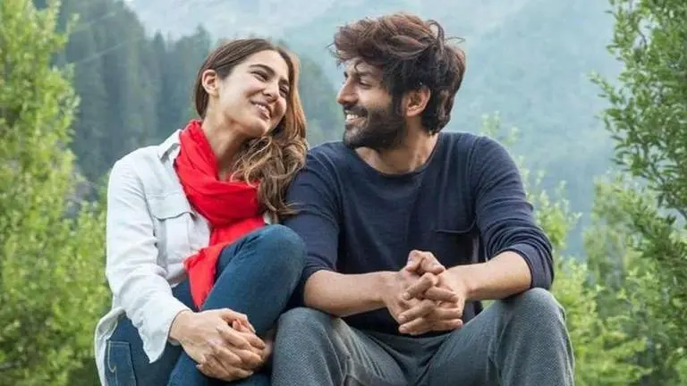 Kartik Aaryan shares warm hug with ex Sara Ali Khan at Gadar 2 success bash | Watch Kartik Aaryan