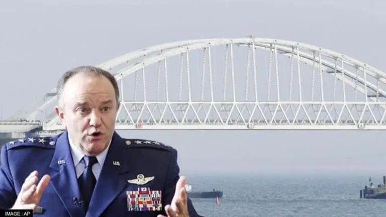 NATO ex-commander suggests Ukraine army to blow up Crimea bridge in order to unlink Moscow NATO