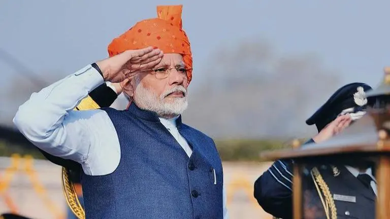 PM Modi travels to Leh to meet Indian troops, twitter thrilled by the "Josh" pm modi