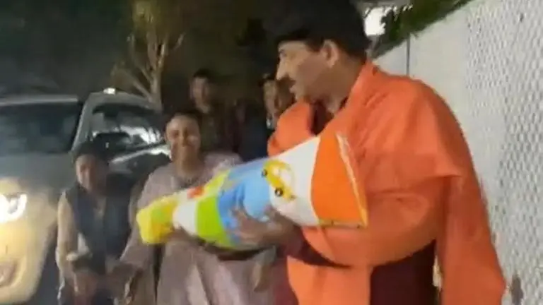 ‘Chhota babu agaya’: BJP's Manoj Tiwari welcomes new-born daughter home; Watch Manoj Tiwari