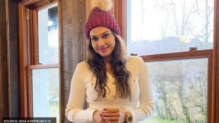 Isha Koppikar shares a fitness video doing mountain climbers; See video Isha Koppikar