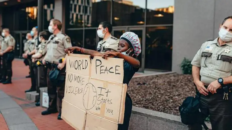 US: More than 60,000 police officers assaulted in 2020; 31% injured, informs FBI US