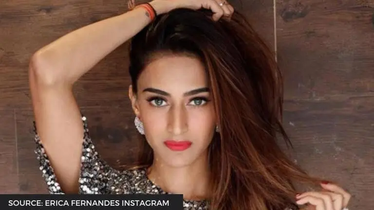 Erica Fernandes teases fans with 'Aankhon Ki Gustakhiyaan' while sporting white saree erica fernandes