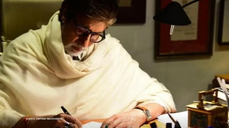 Amitabh Bachchan plays with pigeons, talks about peace and purity; see pic Amitabh Bachchan