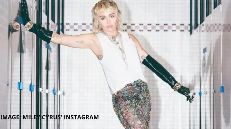 Miley Cyrus celebrates 13 years of '7 Things'; Nick Jonas & Selena Gomez make a cameo Miley Cyrus