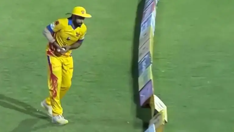Bizzare moment in TNPL leaves everyone startled, commentators say 'can't believe my eyes' TNPL 2023: Commentators say 'can't believe my eyes' after bizarre & baffling scenes- WATCH