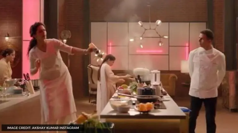 Akshay Kumar's chef avatar in latest video has fans go 'rasode mein Akshay tha', watch akshay kumar