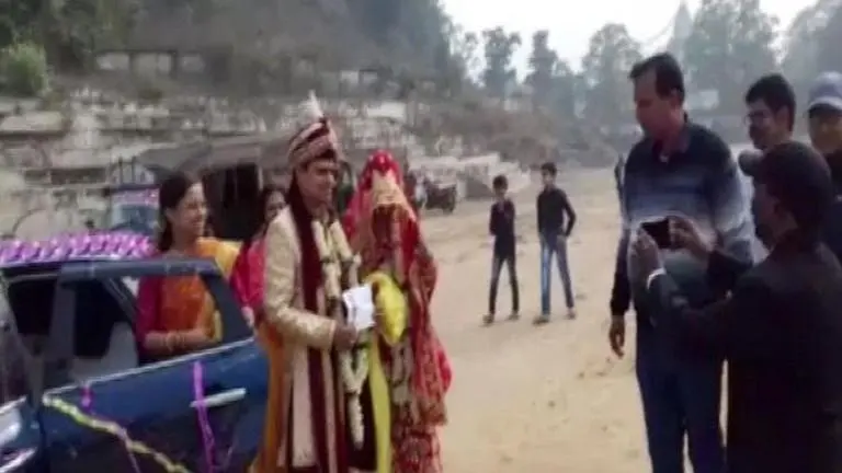 Jharkhand polls: Newly-married couple turns up for voting in Bokaro Jharkhand