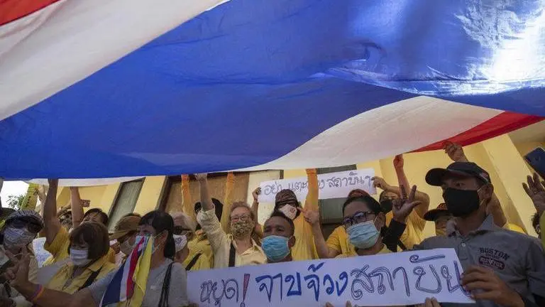 Royalists in Thailand rally against pro-democracy protesters Royalists in Thailand rally against pro-democracy protesters