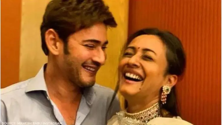 Mahesh Babu & wife Namrata enjoy dinner with friends in Mumbai, latter says 'foodie life' Mahesh Babu