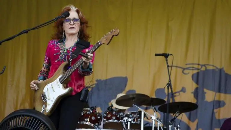 Bonnie Raitt dedicates performance to Ukrainian women at Billboard Women in Music event Bonnie Raitt