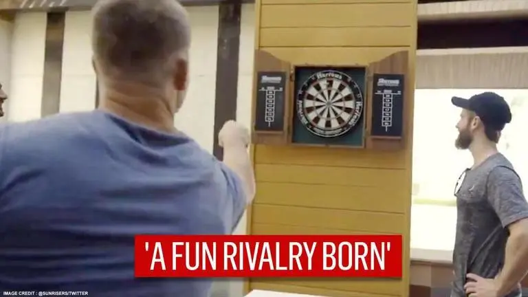 David Warner & Kane Williamson involve in a game of Darts and here's who nailed it David Warner