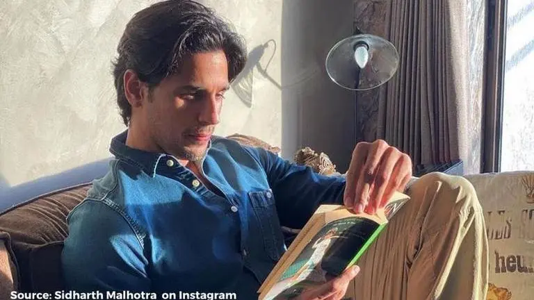 Sidharth Malhotra shares a quote from a popular film; says it is the "need of the hour" Sidharth Malhotra