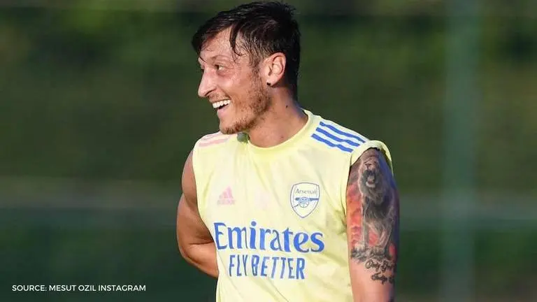 Mesut Ozil mocks himself while watching Arsenal's Europa League match at home mesut ozil