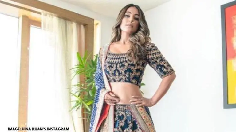Hina Khan consoles mom after she breaks down: 'I will look after you, wipe your tears' Hina Khan