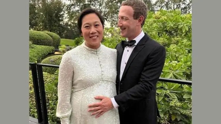 Mark Zuckerberg sends New Year wishes; shares picture with pregnant wife Priscilla Chan Mark Zuckerberg