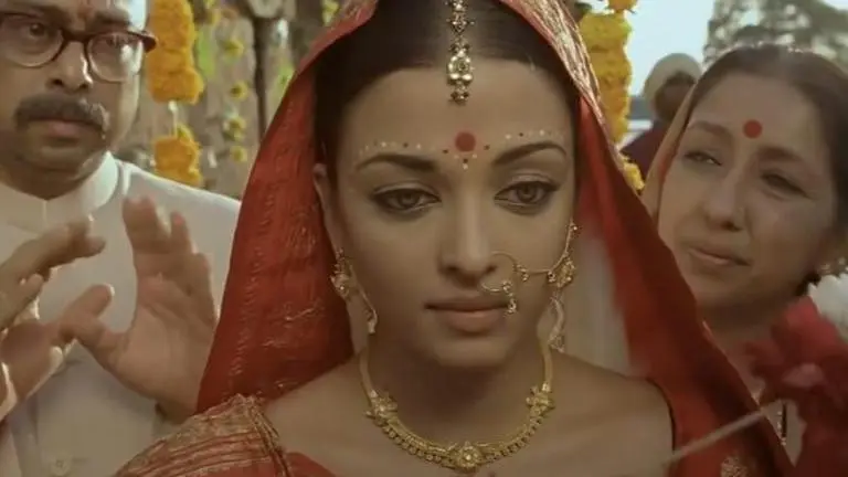 Aishwarya Rai Bachchan celebrates 14 yrs of 'Guru'; shares pics from the premiere night Aishwarya Rai Bachchan