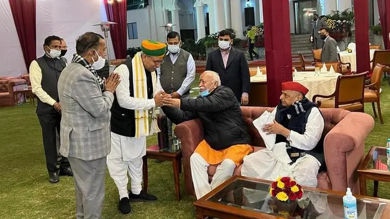 Mohan Bhagwat & Mulayam Singh Yadav clicked together; sparks buzz ahead of UP polls Congress, SP