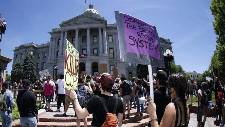 US: Denver Police asked to stop using 'less-than-lethal' force in protests Us