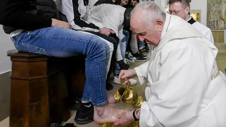 Pope washes feet in Holy Thursday rite at Rome youth prison