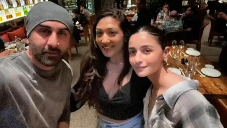 Alia Bhatt-Ranbir Kapoor step out for date night in New York, oblige fans with selfies Alia bhatt - Ranbir Kapoor