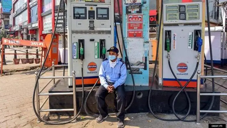 Pune Petrol Pumps to give fuel only to vehicles involved in essential services Pune