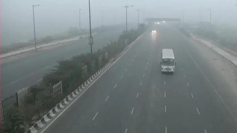 Dense fog shrouds Delhi; mercury dips to season's lowest