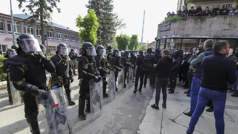 Clashes between Kosovo and Serbs injures 25 NATO-led peacekeepers Clashes between Kosovo and Serbs