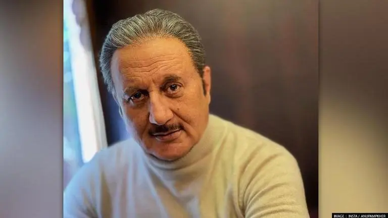 Anupam Kher shares BTS pic by Boman Irani from 'Uunchai' sets; Asks fans if they like it Anupam Kher