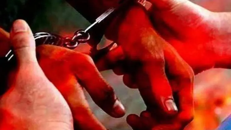 2 posing as cops, extorting money from commuters held in Ghaziabad