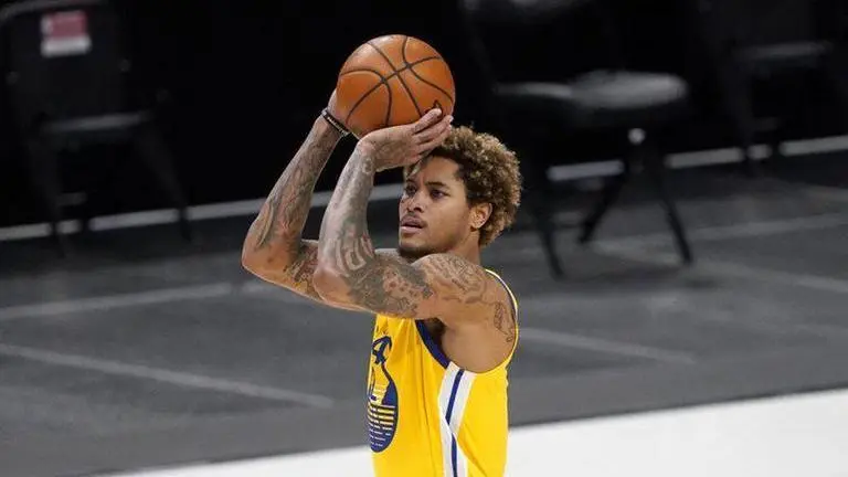 Oubre, undersized Warriors beat Mavericks 147-116