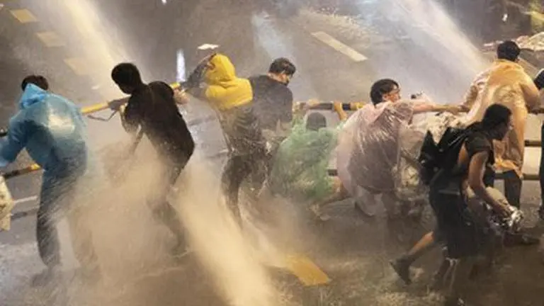 Thai protesters defy emergency decree for second night Thai protesters defy emergency decree for second night