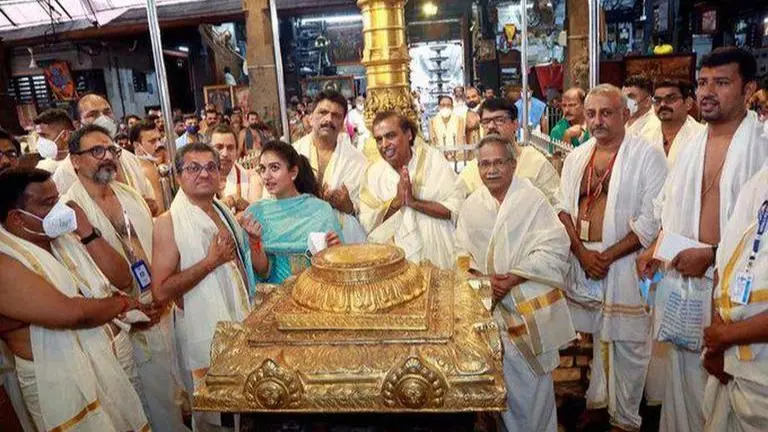 Mukesh Ambani offers prayer at Guruvayur Shri Krishna temple in Kerala's Thrissur Mukesh Ambani