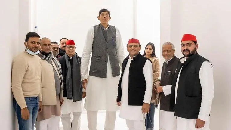 Samajwadi Party welcomes tallest man of India into its fold ahead of UP elections Samajwadi Party