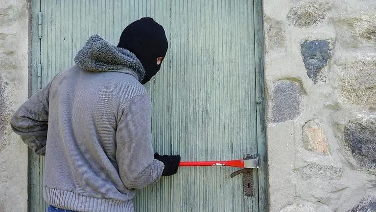 Thieves dig 10-feet-long tunnel to bank strongroom, decamp with 1.8 kg gold in Kanpur