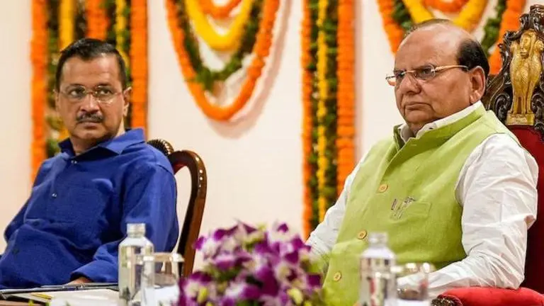 Arvind Kejriwal, VK Saxena