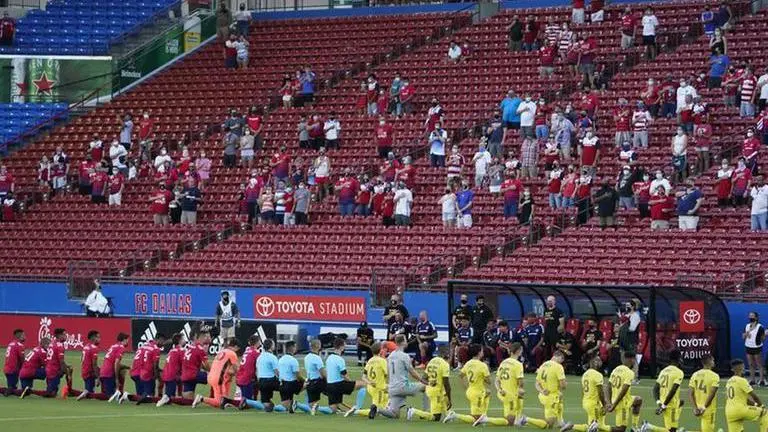 Players kneeling for anthem met with boos before MLS game