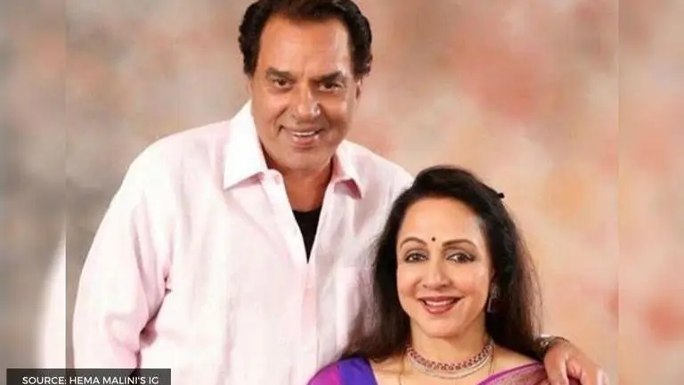 Unseen pic of the day: Hema Malini & Dharmendra's photo holding hands is unmissable hema malini