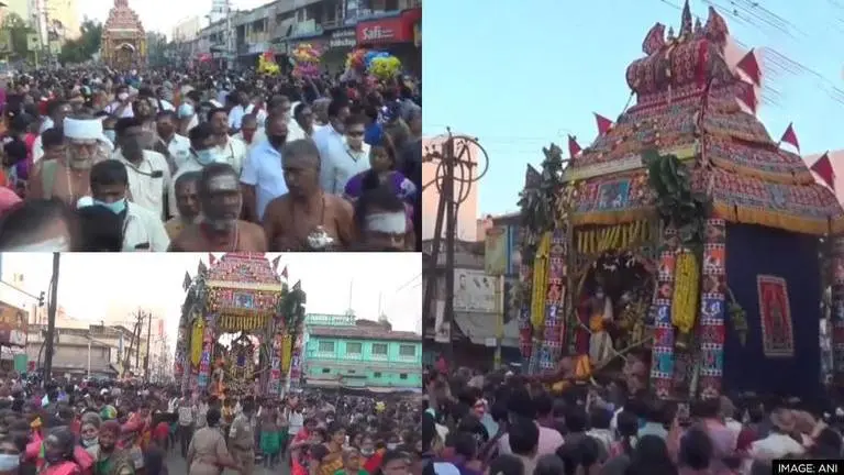 Tamil Nadu: Amid Omicron rise, huge crowd gathers for Madurai Temple's Car Festival Tamil Nadu Madurai temple
