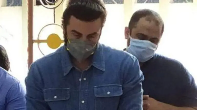 Rishi Kapoor's funeral pictures: Alia Bhatt, Ranbir Kapoor pay last respects to late actor rishi kapoor last rites