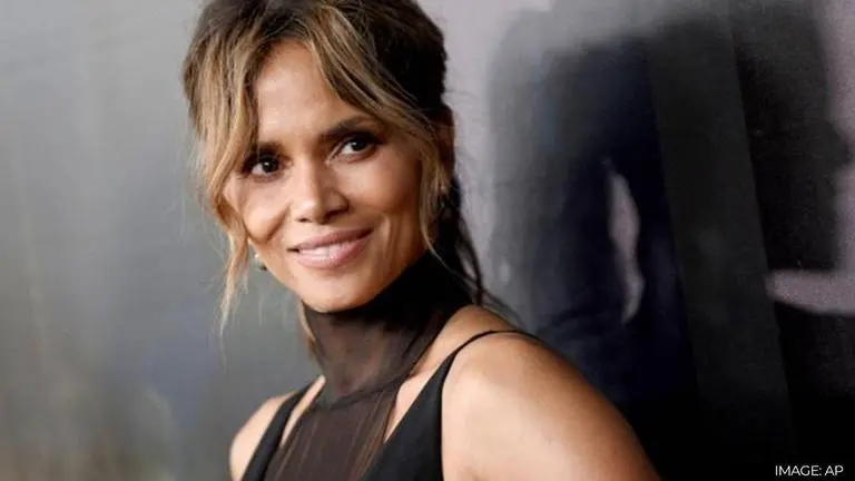 Halle Berry on turning director for Netflix's 'Bruised': "Women can be in charge" Halle Berry